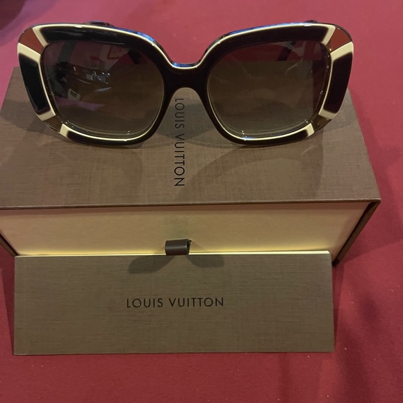 COPY - AUTHENTIC LOUIS VUITTON SUNGLASSES - Picture 1 of 3